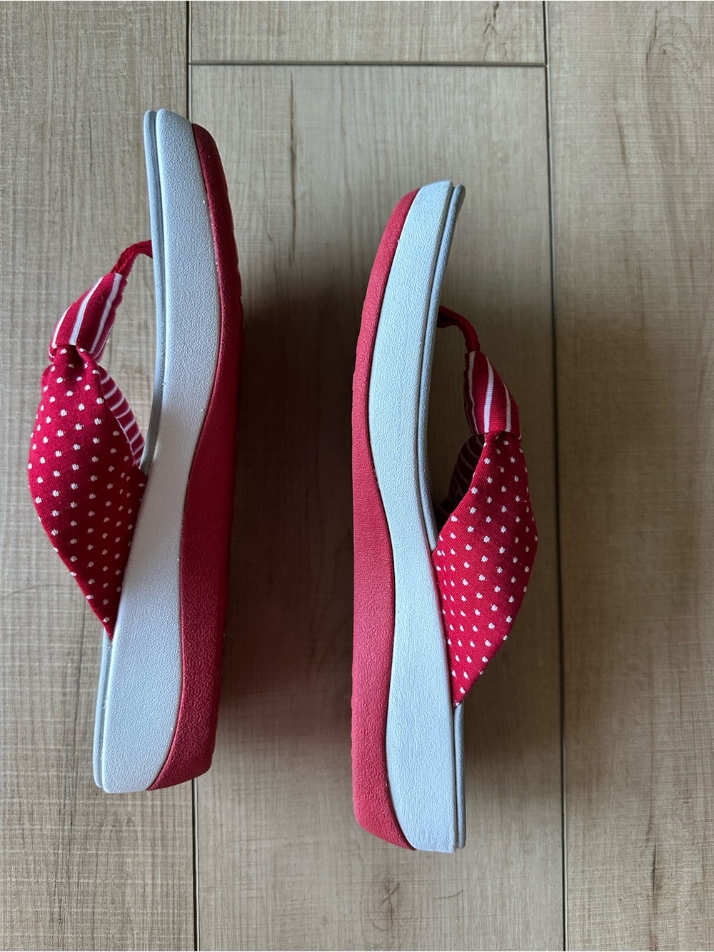 Cloudsteppers by Clarks Red and White Patterned Fabric Thong Sandals - Picture 2 of 5